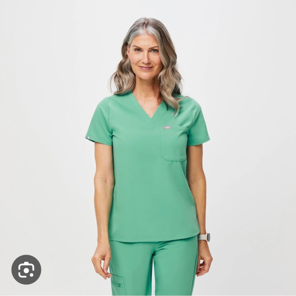 BNWT Figs surgical green scrub set